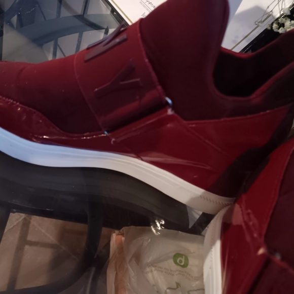 DkNY beautiful red velvet sneakers - Picture 4 of 5